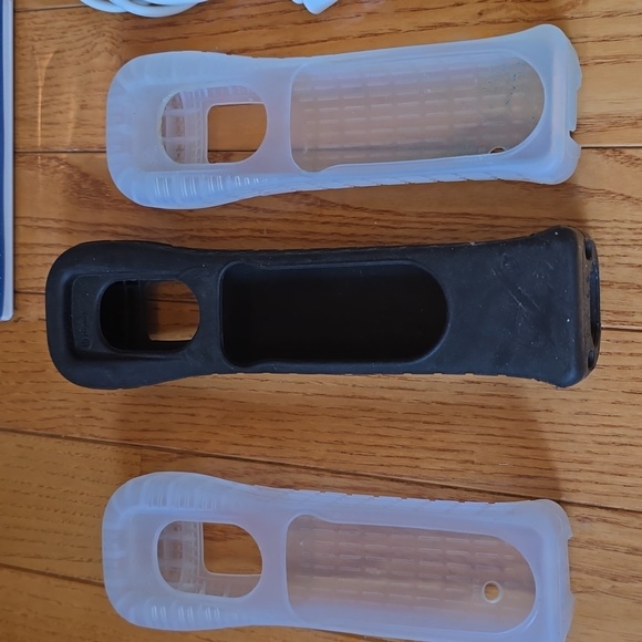 Nintendo Wii + 3 Wii Games Wii Sport Resorts, Just Dance 2014 & 2015. NO REMOTES - Picture 14 of 16